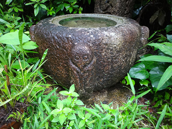 楽天市場】天然石 手水鉢 つくばい （48.5×47.5×16cm 35kg グレー系D）【 睡蓮鉢 水鉢 メダカ鉢 金魚鉢 蹲 スイレン鉢 ハス鉢  水盤 すいれん鉢 坪庭 和風 庭園 おしゃれ 庭 ガーデニング 花器 大型 めだか鉢 石 和モダン 屋外 アジアン バリ 】 :  アジアンインテリアストア